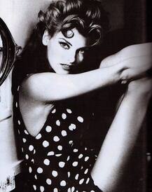 एवा मेंडिस को बालों में सेंट छिड़कना है पसंद