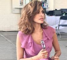 एवा मेंडिस को बालों में सेंट छिड़कना है पसंद