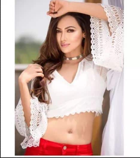   पिछले साल अक्षय कुमार की फिल्म 'टॉयलेट: एक प्रेम कथा' में सना ने स्पेशल अपियरेंस दी थी.  (फोटो: इंस्टाग्राम/सना खान)