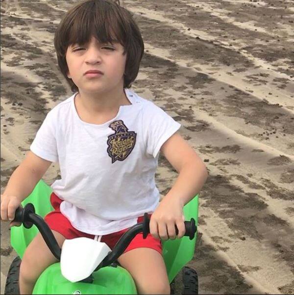 स्टार किड्म में अबराम काफी फेमस हैं. सोशल मीडिया पर उनके कई सारे फैन पेज भी हैं. 