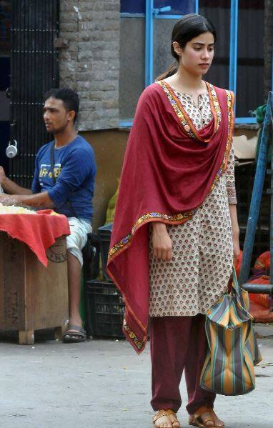 तस्वीर में जाह्नवी कपूर चप्पल पहने और थैला हाथ में लिए नज़र आ रही हैं.