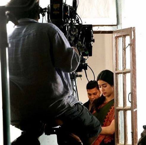 गौरतलब है कि श्रीदेवी के गुजरने के बाद जाह्नवी ने 8 मार्च को फिल्म की शूटिंग शुरू की थी. जाह्नवी मां के निधन के 13 दिन बाद फिल्म के सेट पर नजर आई थीं. तब भी उनकी वायरल तस्वीरों ने खूब सुर्खियां बटोरी थीं.