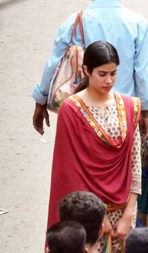 \'धड़क\' के सेट पर स्पॉट की गईं जाह्नवी