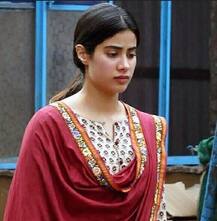 \'धड़क\' के सेट पर स्पॉट की गईं जाह्नवी