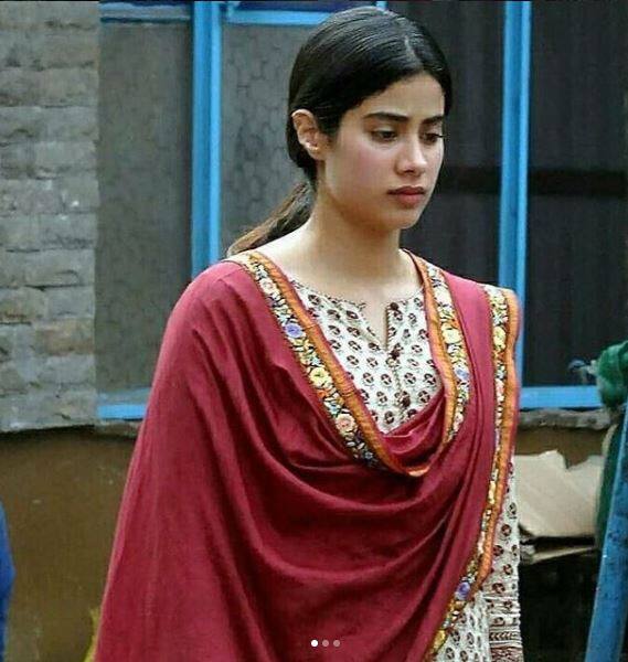  जाह्नवी कपूर बहादुरी के साथ अपनी फिल्म 'धड़क' की शूटिंग के लिए वापस सेट पर लौट आई हैं.