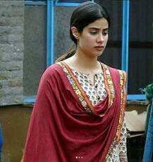 \'धड़क\' के सेट पर स्पॉट की गईं जाह्नवी