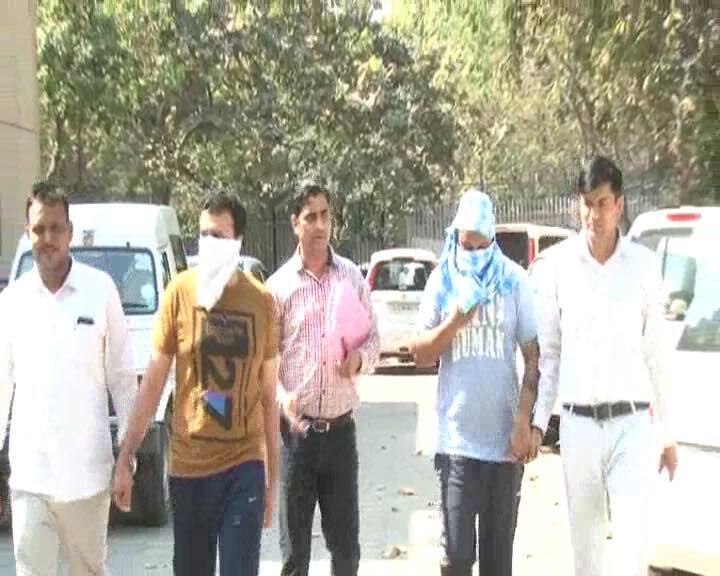 दिल्ली में हनी ट्रैप मामला: रोहिणी के बिल्डर को फंसाकर वसूले 17 लाख रूपये, दो गिरफ्तार Honey Trap case in Delhi: Rs 17 lakh recovered by trapping Rohini builder, two arrested दिल्ली में हनी ट्रैप मामला: रोहिणी के बिल्डर को फंसाकर वसूले 17 लाख रूपये, दो गिरफ्तार