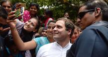 PHOTOS: छात्रा की डिमांड पर सेल्फी के लिए मंच से नीचे उतरे राहुल गांधी