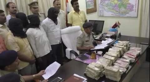 बस्ती पुलिस ने पकड़ा नेपाल जा रहे पुराने नोटों का कंसाइनमेंट बस्ती पुलिस ने पकड़ा नेपाल जा रहे पुराने नोटों का कंसाइनमेंट