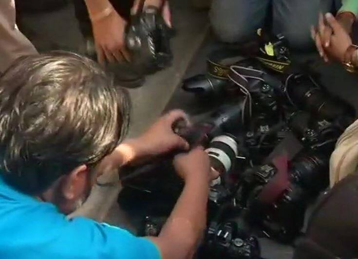 Journalists holds protest outside Delhi Police HQ मीडिया कर्मियों के साथ मारपीट, छेड़छाड़ को लेकर दिल्ली पुलिस मुख्यालय के बाहर पत्रकारों ने किया विरोध प्रदर्शन