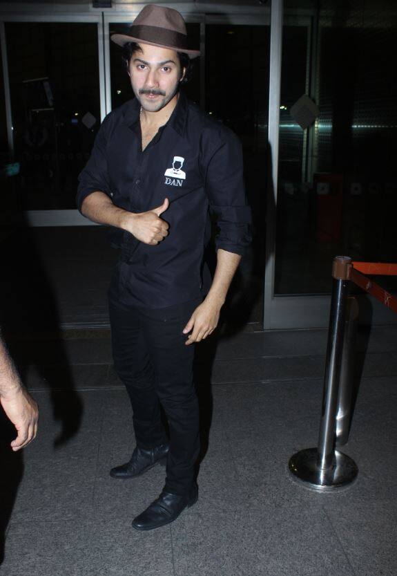 अभिनेता वरुण धवन भी खास अंदाज में नजर आए.