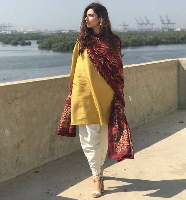 उनकी फिल्म 'रईस' पाकिस्तान में रिलीज नहीं हुई. उन्होंने कहा कि वह अपने देश में फिल्म रिलीज होने को लेकर उत्साहित थीं.