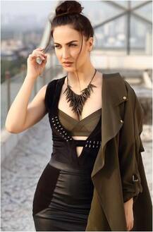 इस तस्वीर में एली अवराम का खास अंदाज देख आपको याद आ जाएगा 90 का दशक