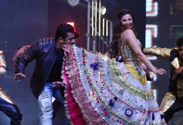 इस दौरान सलमान और डेजी 'जुम्मे की रात' गाने