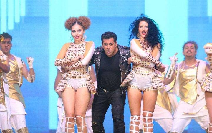 सलमान खान भी स्टेज पर जमकर मस्ती करते दिखे,