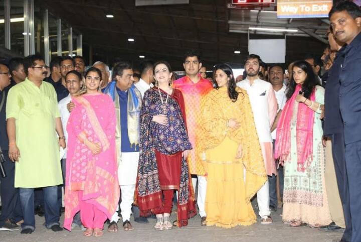 देश के सबसे अमीर उद्योगपति मुकेश अंबानी अपने परिवार के साथ आज मुंबई में सिद्धिविनायक मंदिर के दर्शन करने पहुंचे. इस दौरान नीता अंबानी और बेटे आकाश अंबानी होने वाली बहू श्लोका मेहता समेत परिवार के कई लोग नजर आए. (तस्वीर: मानव मंगलानी)