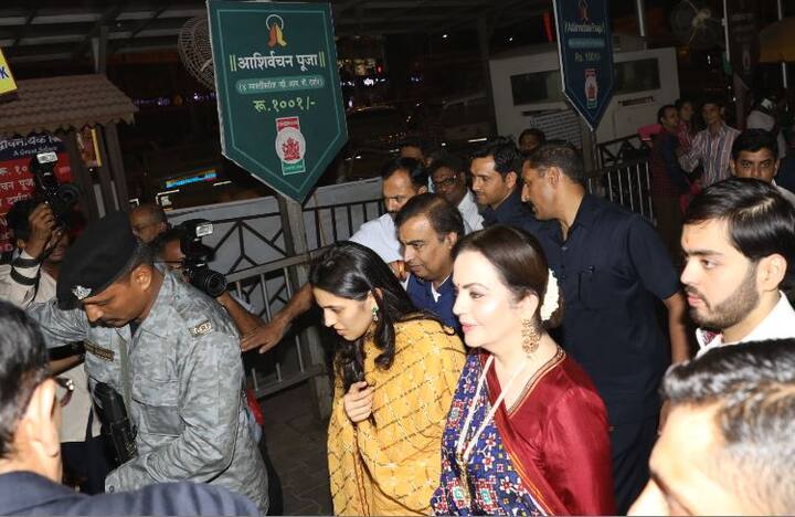 आपको बता दें कि ऐसी खबरें हैं कि आकाश की शादी इस साल दिसंबर में हो सकती है. आकाश की शादी श्लोका मेहता से हो रही है जो कि हीरा कारोबारी रसेल मेहता की छोटी बेटी हैं. (तस्वीर: मानव मंगलानी)
