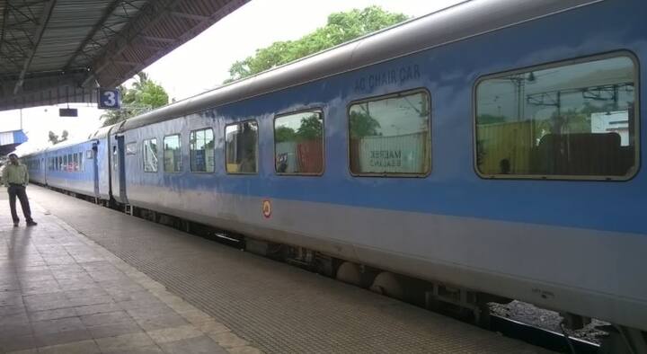 ट्रेन यात्रियों के लिए अच्छी खबर आई हैं. अब सभी यात्रियों के लिए प्रीमियम शताब्दी ट्रेनों का किराया कम करने की तैयारियां की जा रही हैं. रेलवे अधिकारियों के मुताबिक, रेलवे ने इससे पहले पायलट प्रोजेक्ट के तहत दो ट्रेनों का किराया घटाया था. 