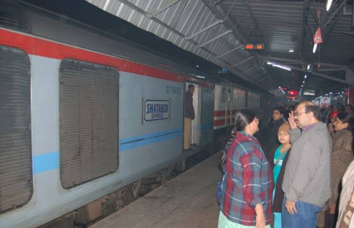 यह सराहनीय कदम ऐसे समय उठाया गया है जब भारतीय रेल 'फ्लेक्सी फेयर सिस्टम' लागू करने की वजह से आलोचनाएं झेल रहा है. इस प्रोजेक्ट से शताब्दी, राजधानी और दुरंतो जैसी ट्रेनों का किराया काफी बढ़ गया है. 