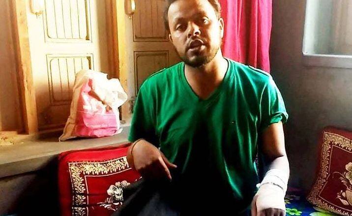 टी-शर्ट पर कश्मीर के बडगाम में सेना की जीप पर बंदी बनाए गए फारुक अहमद डार वाली तस्वीर जैसी बनागई गई तस्वीर है. जो अपने में ही एक विवाद का संदेश दे रहा है.