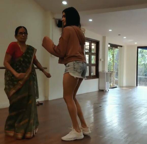 इस वीडियो को सोशल मीडिया पर काफी पसंद किया जा रहा है. साथ ही अब तक इस वीडियो को करीब एक करोड़ से ज्यादा लोग देख चुके हैं. 