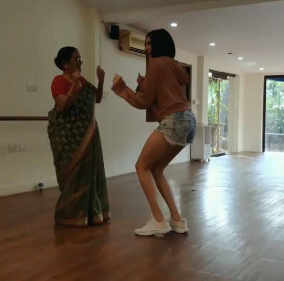  वीडियो में अदा हुडी और स्नीकर्स में दिखाई दे रही हैं तो वहीं दादी हरे रंग की साड़ी पहने हुए हैं.