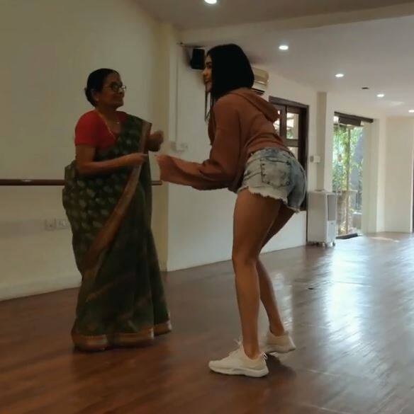 इस वीडियो को देखने के बाद फैन्स अदा और उनकी दादी के डांस को लेकर काफी तारीफ कर रहे हैं.