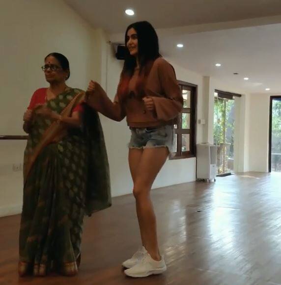आपको बता दें यह हाल ही में आई फिल्म 'सोनू के टीटू की स्‍वीटी' का गाना 'बॉम डिगी डिगी' हैं जिसमें दादी और पोती ठुमके लगाते देखी जा सकती हैं. 
