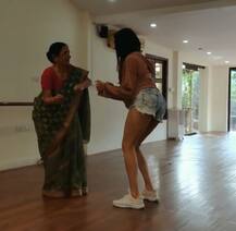 दादी संग \'बॉम डिगी डिगी\' गाने पर झूमी बॉलीवुड की ये अदाकारा