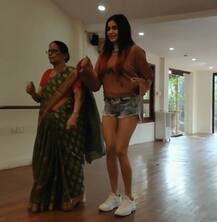 दादी संग \'बॉम डिगी डिगी\' गाने पर झूमी बॉलीवुड की ये अदाकारा