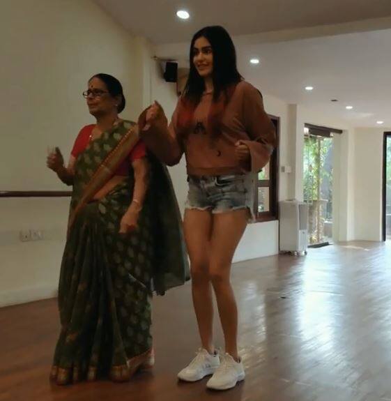 आपने सेलिब्रेटिज को तो डांस करते देखा ही है लेकिन इस बार अदाकारा अदा शर्मा अपनी दादी के साथ डांस करते नज़र आ रही है. उन्होंने इस डांस की तस्वीरें अपने इंस्टाग्राम अकाउंट पर शेयर की है.