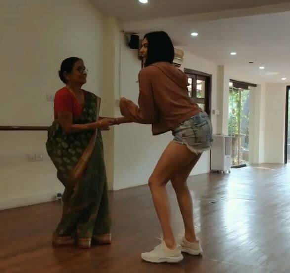 इस वीडियो को आप हमारे बॉलीवुड सेक्शन में देख सकते हैं.