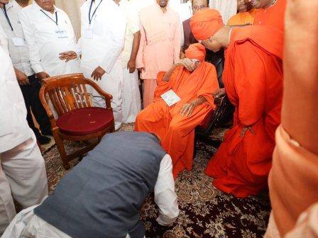 कर्नाटक पहुंचे बीजेपी अध्यक्ष अमित शाह, लिंगायत मठ प्रमुख से की मुलाकात Karnataka: Amit Shah visits Lingayat mutt कर्नाटक पहुंचे बीजेपी अध्यक्ष अमित शाह, लिंगायत मठ प्रमुख से की मुलाकात