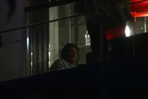 पत्नी गौरी के साथ डिनर करने पहुंचे सुपरस्टार शाहरुख खान, देखें तस्वीरें