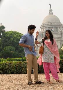 कोलकाता के विक्टोरिया मेमोरियल पहुंचे ईशान-जाह्नवी, डायरेक्टर शशांक खेतान ने पोस्ट की तस्वीरें