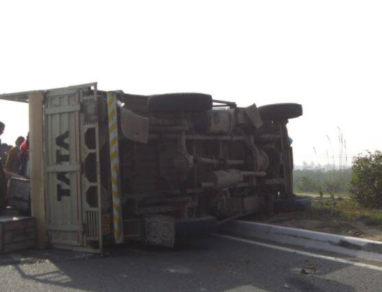 Approx 58 pilgrims were injured in a road accident उत्तर प्रदेश : राजस्थान से लौटते वक्त सड़क हादसे में 58 तीर्थयात्री घायल