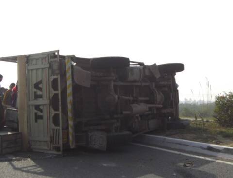 उत्तर प्रदेश : राजस्थान से लौटते वक्त सड़क हादसे में 58 तीर्थयात्री घायल उत्तर प्रदेश : राजस्थान से लौटते वक्त सड़क हादसे में 58 तीर्थयात्री घायल