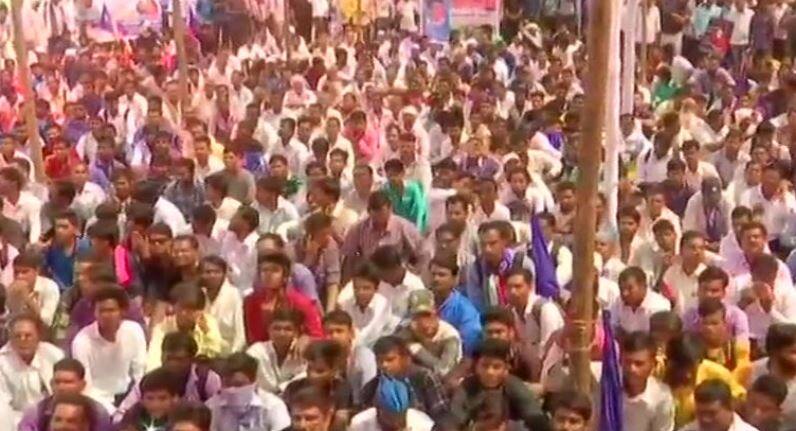 भीमा कोरेगांव हिंसाः संभाजी की गिरफ्तारी की मांग लिए सड़कों पर उतरे दलित, निकाला यलगार मोर्चा Bhima-Koregaon violence: Dalit leaders demand Sambhaji Bhide's arrest भीमा कोरेगांव हिंसाः संभाजी की गिरफ्तारी की मांग लिए सड़कों पर उतरे दलित, निकाला यलगार मोर्चा