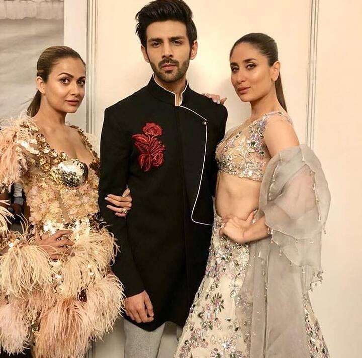 ये फैशन शो सिंगापुर में हुआ जिसमें करीना और कार्तिक के साथ अमृता अरोड़ा और सोफी चौधरी भी नजर आईं. इस दौरान मनीष मल्होत्रा भी रैंप पर करीना और कार्तिक आर्यन के साथ वॉक करते दिखे.