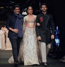 मनीष मल्होत्रा के डिजाइन किए हुए लहंगे में रैंप पर उतरी करीना, ट्रोल्स ने किया ट्रोल