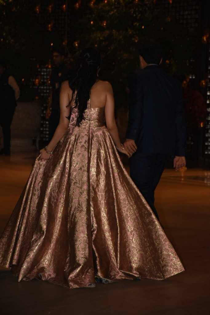 इसके पहले यह कपल अपने परिवार के साथ आज मुंबई में सिद्धिविनायक मंदिर के दर्शन करने पहुंचा. इस दौरान नीता अंबानी और बेटे आकाश अंबानी और होने वाली बहू श्लोका मेहता समेत परिवार के कई लोग नजर आए. (तस्वीर: मानव मंगलानी)