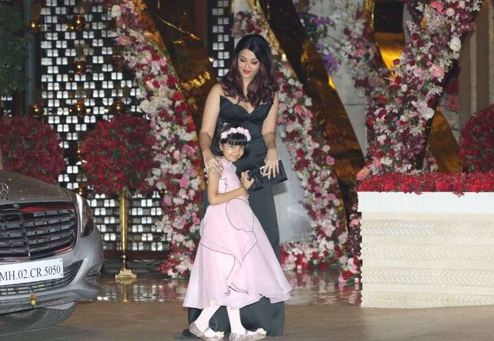 बताते चलें कि अंबानी और मेहता परिवार एक दूसरे से अच्छी तरह से परिचित हैं. आकाश और श्लोका ने धीरूभाई अंबानी इंटरनेशन स्कूल में एक साथ पढ़ाई की है.