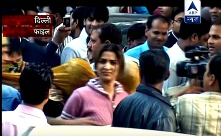 सोनू ने धीरे-धीरे दिल्ली के सभी दलालों को अपने साथ मिला लिया. जिसने इंकार किया उसे किनारे लगा दिया गया. उसने सेक्स रैकेट को कारपोरेट में बदल दिया. उसने लड़कियों को फिक्स सैलेरी पर रखा.