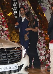 पत्नी संग अंबानी के जश्न में शामिल हुए शाहरुख खान, गौरी का हाथ थाम गाड़ी तक छोड़ने आए आकाश