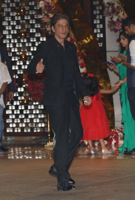 शाहरुख खान के मुकेश अंबानी औऱ उनके परिवार के साथ काफी अच्छे संबंध हैं. (तस्वीर: मानव मंगलानी)