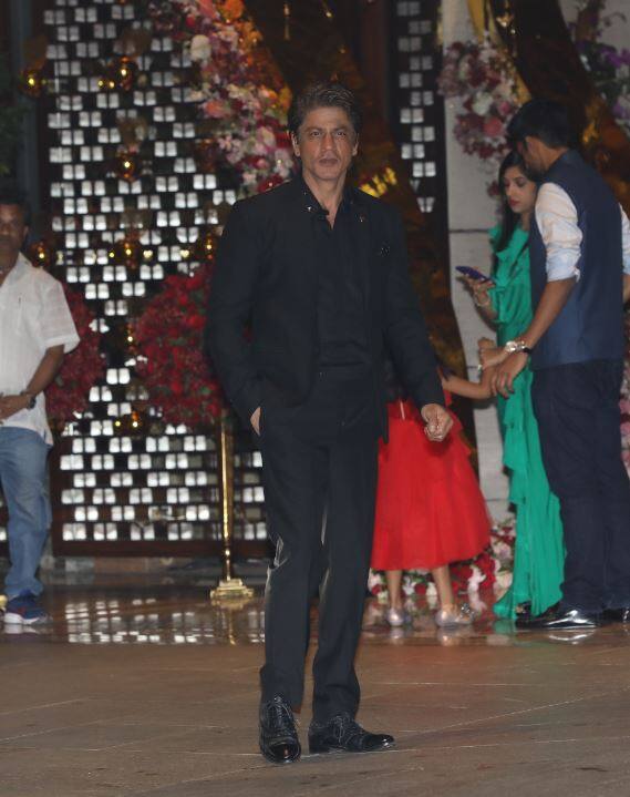 इसके बाद रविवार को पूरा परिवार अपनी होने वाली बहू के साथ मुंबई के सिद्धिविनायक मंदिर में पूजा करते दिखा. (तस्वीर: मानव मंगलानी)