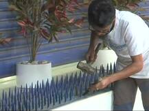 मुंबई: एचडीएफसी बैंक के बाहर कीलें लगाने पर विवाद, ट्विटर पर बहस के बाद हटाने का काम शुरू