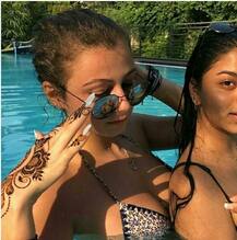 गर्मी से बचने के लिए स्विमिंग पूल का सहारा ले रही हैं शाहरूख की बेटी सुहाना, देखें तस्वीरें