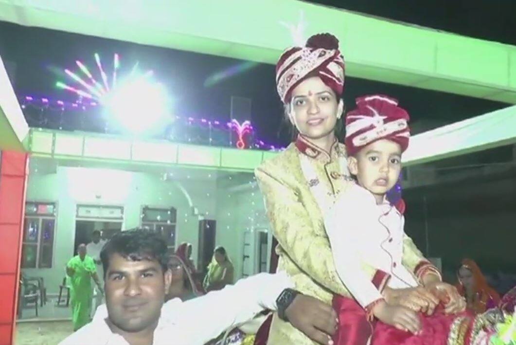 A bride arrived in Rajasthan to pick up her groom राजस्थान में दुल्हन खुद घोड़े पर सवार होकर अपने दूल्हे को लेने पहुंची