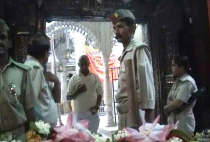 काशी विश्वनाथ मंदिर के गर्भगृह में जो सुरक्षाकर्मी तैनात रहते हैं उनके लिए नया ड्रेसकोड लागू किया गया है. इस नए ड्रेसकोड के मुताबिक पुलिस के जवान खाकी वर्दी की बजाय धोती-कुर्ता पहन कर ड्यूटी देंगे. हालांकि जो पुलिसकर्मी गर्भगृह के बाहर तैनात होंगे उन पर यह नियम लागू नहीं होगा.